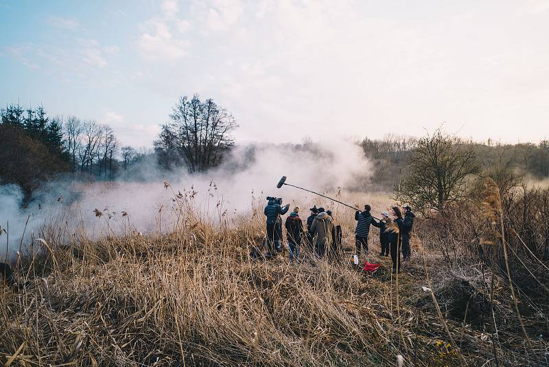 Filmový štáb studentů z FAMU a dalších uměleckých škol začal natáčet krátkometrážní snímek v obci Rozhraní na pomezí Svitavska a Blanenska. Natáčení přerušil kovid jednoho ze členů štábu. Do lokality se vrátí opět v červnu.