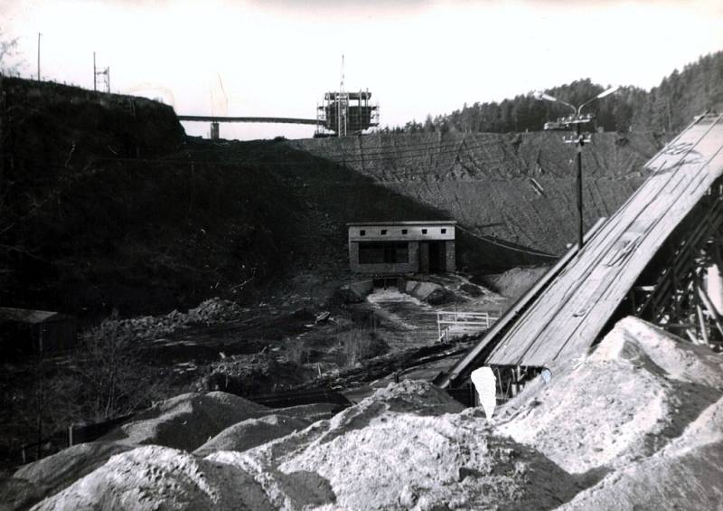 Průchod velké vody stavbou v lednu 1976.