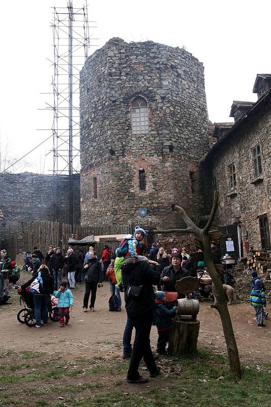 Nový hrad nedaleko Olomučan na Blanensku otevřel své brány. Turisty přilákal velikonoční jarmark.