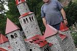 Miloš Buřt ze Svaté Kařiny si na zahrádce před domem postavil betonový model hradu Bouzov.