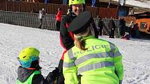 Mezi lyžařskými kombinézami bylo v neděli odpoledne u sjezdovky v Olešnici vidět také policejní uniformy. Blanenští policisté vyrazili do tamního ski areálu na preventivní akci.