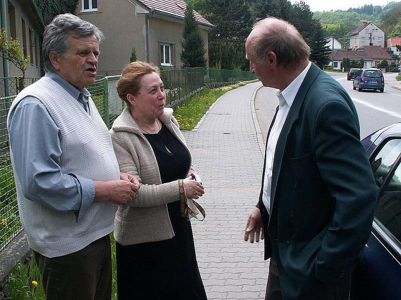 Uctít památku padlého ruského vojáka J. F. Běloglazova přijela do Šebrova i jeho vnučka Olga Borisovna Supruněnko.