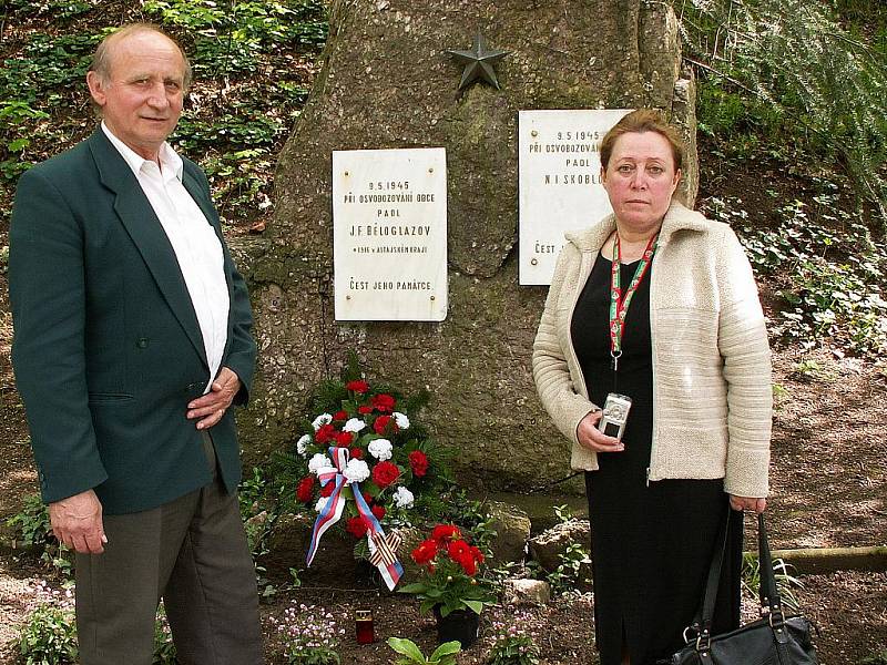 Uctít památku padlého ruského vojáka J. F. Běloglazova přijela do Šebrova i jeho vnučka Olga Borisovna Supruněnko.