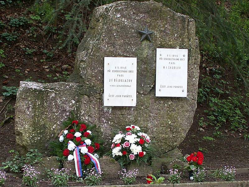 Uctít památku padlého ruského vojáka J. F. Běloglazova přijela do Šebrova i jeho vnučka Olga Borisovna Supruněnko.