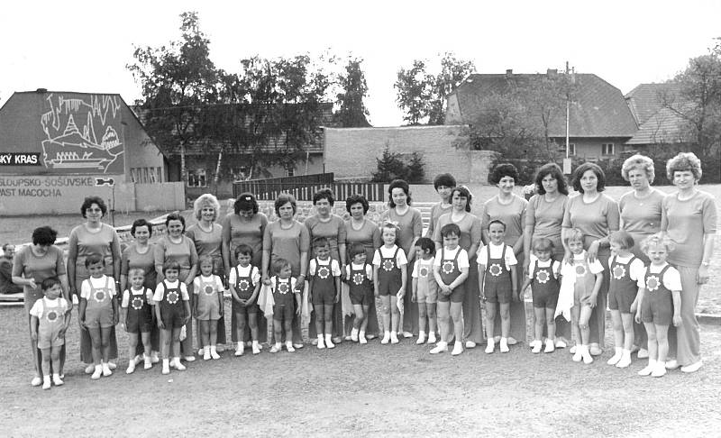 Nácvik spartakiády v Šošůvce v roce 1975.