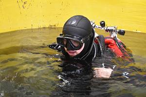 V akreditované laboratoři Vojenského technického ústavu ve Vyškově testují vybavení pro potápěče a ochranné pomůcky.