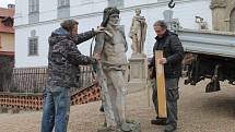 Sochu Herkula si odvezli restaurátoři. Před lysickým zámkem bude opravená stát na jaře.