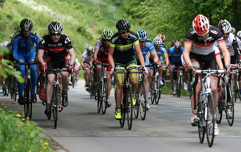 PELOTON V KRASU. Blanenskem a několika obcemi na Brněnsku se ve čtvrtek prohnal peloton cyklistů. Závodili na Liechtenstein Tour 2014, která měla start a cíl ve Vranově u Brna. Jely se dva hlavní závody. Na dvaapadesát a dvaadevadesát kilometrů.