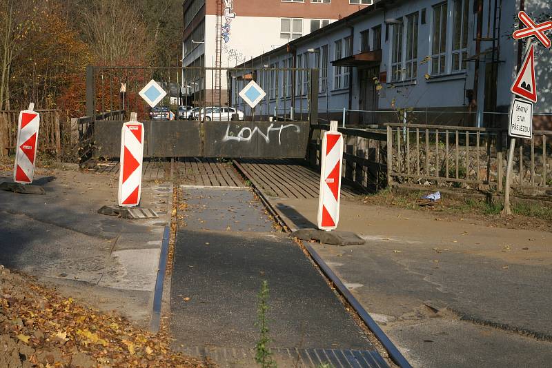 Rozbité přejezdy bývalé vlečky v blanenské ulici Gellhornova.