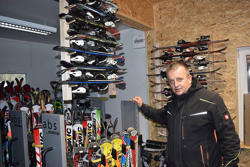 Ve skiareálu v Hodoníně na Blanensku investovali miliony korun do nového vleku, technologie zasněžování i zázemí pro lyžaře.