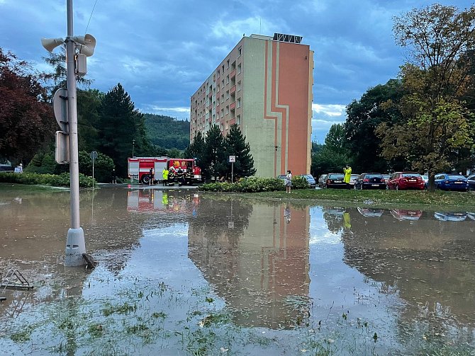 Boskovickým vadí, že se v ulici Komenského po vydatnějších deštích opakovaně tvoří laguna vody. V centru dvanáctitisícového města blokuje provoz.