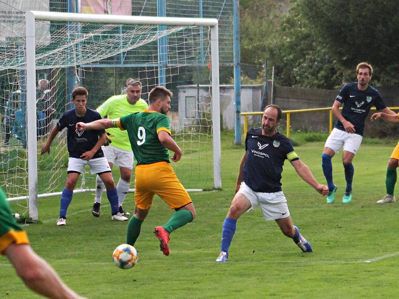 Ve 2. kole krajského přeboru fotbalisté Olympie Ráječko (zelené dresy) porazili FK Mutěnice 3:1.