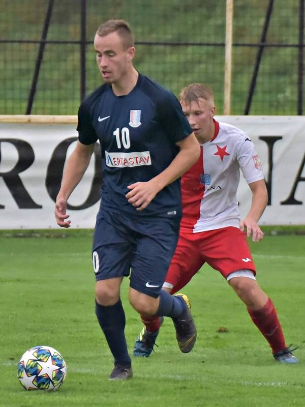 V utkání Moravskoslezské fotbalové ligy SK HS Kroměříž - FK Blansko (modré dresy) branky nepadly.