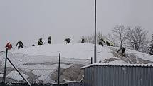 Brněnští hasiči museli začít shazovat sníh ze střech, zatím z jedné nafukovací haly