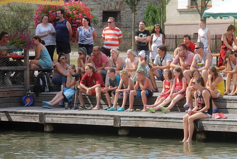 Drnovická lávka se po několika letech jela poprvé přes rybník na drnovické návsi.