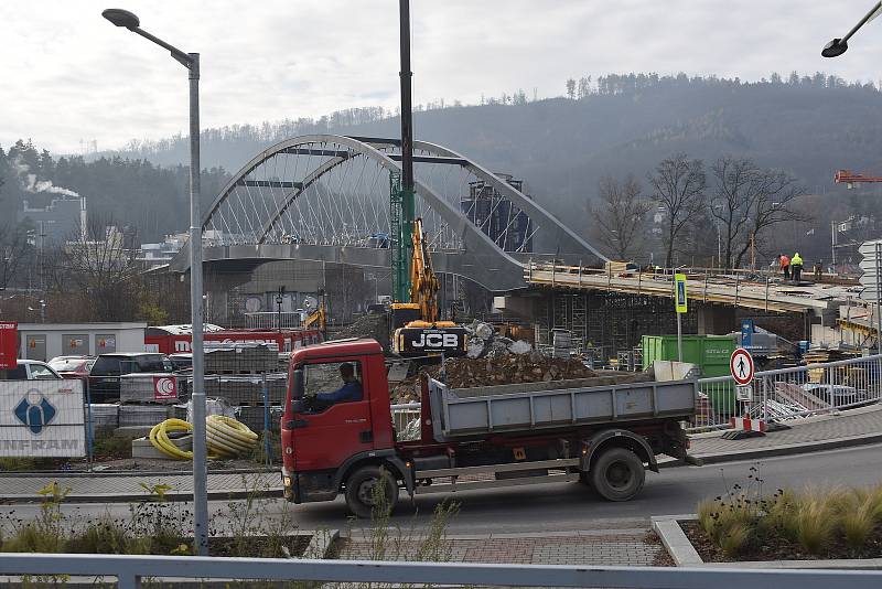 Stavba nového silničního mostu na Staré Blansko míří do finále. Otevírat by se měl 19. prosince.