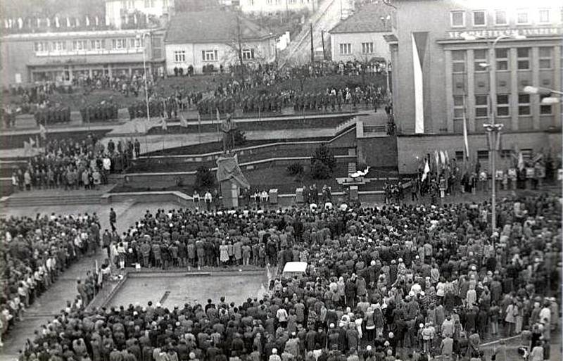 GOTTWALD NA NÁMĚSTÍ. Na blanenském náměstí Vítězného února (nyní náměstí Republiky) vybudovali dělníci v 70. letech minulého století památník bývalého československého prezidenta Klementa Gottwalda. V roce 1974 ho ozdobila bezmála čtyřmetrová a osm set ki