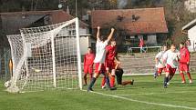 Fotbalisté Boskovic (v bílém) remizovali doma s favorizovanou Moravskou Slavií Brno 4:4. Domácí přitom ještě dvě minuty před koncem vedli 4:2. O výhru přišli až v nastavení.