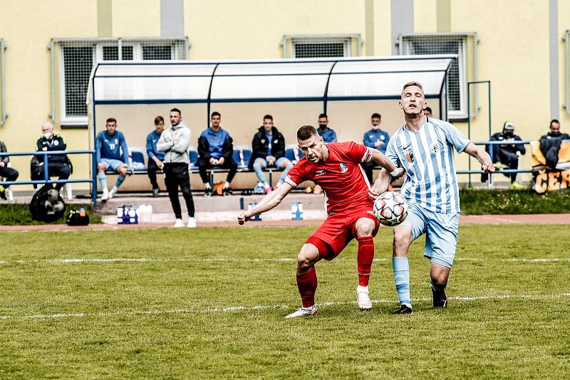 Blanenští fotbalisté (v červeném) na závěr sezony vyhráli nad Prostějovem 2:1.