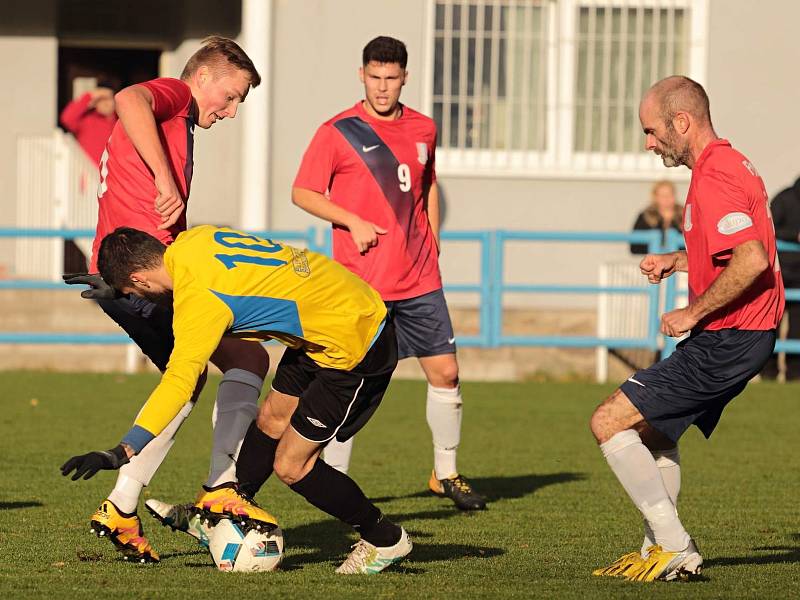 V posledním domácím utkání podzimní části Moravskoslezské divize porazili fotbalisté FK Blansko (v červeném) FK Šumperk 2:1.