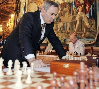 Garry Kasparov nad šachovnicí, v pozadí Vlastimil Chládek z týmu Garde Lipovec.