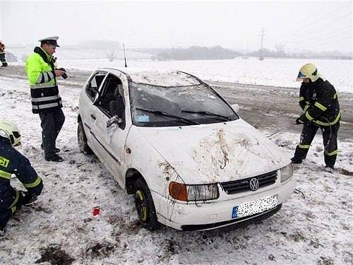 V úterý kolem deváté hodiny dopoledne došlo k havárii auta pár desítek metrů před Lysicemi.