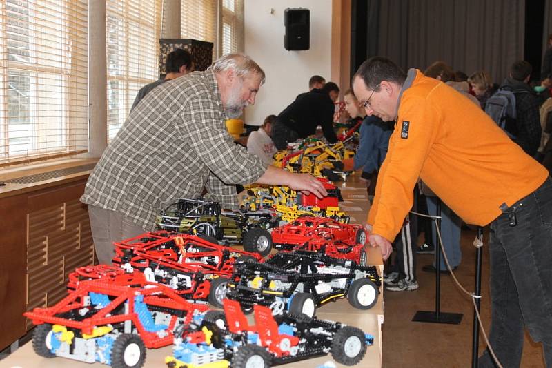 Na třetí ročník akce s názvem Lego Technic Show 2013 – Stroje v pohybu v sobotu do boskovického zámeckého skleníku zavítalo kolem tisícovky návštěvníků. Na akci si mohli prohlédnou kolem stovky modelů z Lega. 