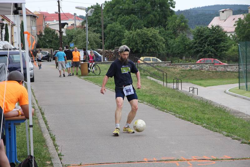 Běžci v cíli Blanenské etapy Moravského ultramaratonu v Lomnici u Tišnova.