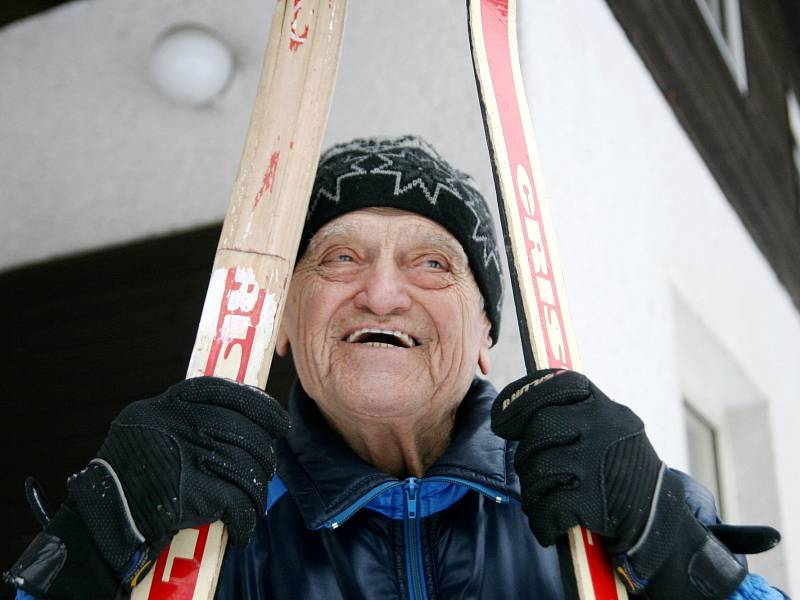 František Novák z Adamova vyrazil v úterý na běžky v okolí své chaty u řeky Svitavy. „První sníh, to se musí využít. Nedokážu jen tak sedět doma u televize. Napadlo jen pár centimetrů, ale to mi vůbec nevadí,“ hlásil vitální důchodce.