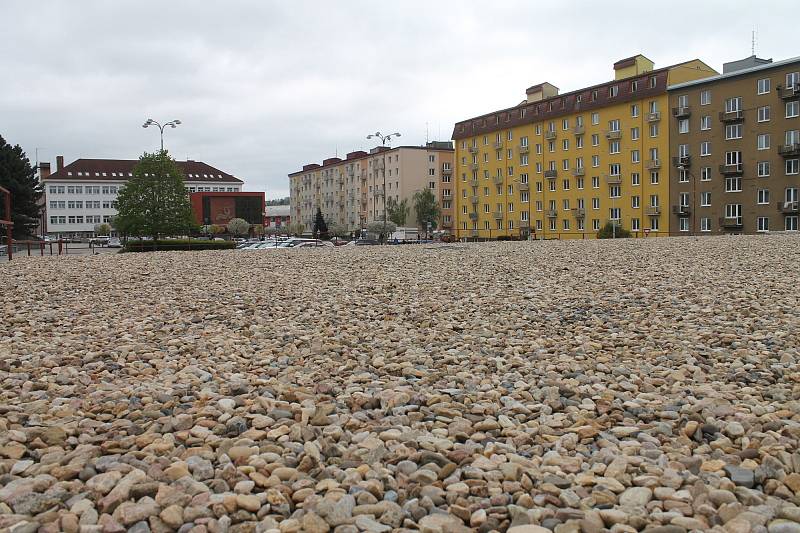 Zchátralý hotel Dukla v centru Blanska zbourali dělníci loni. Letos na jeho místě udělají odpočinkovou zónu. Divadlo Kolárka chce v suterénu stálou scénu.