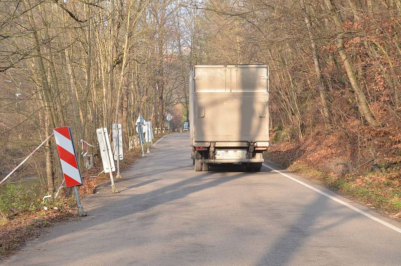 Úsek mezi Adamovem a Bílovicemi nad Svitavou je podle řidičů dlouhodobě rizikový a léta volají po opravách.