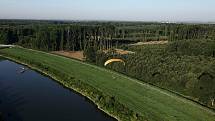 Motorový paraglidista Petr Buchta z Adamova na Blanensku tentokrát změnil letový plán. S křídlem a fotoaparátem nevystartoval nad oblíbený Moravský kras, ale kompas stočil minulý víkend více na jih. Konkrétně na Břeclavsko.