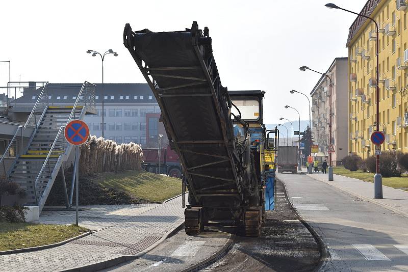 Zákazy vjezdu, policisté v reflexních bundách, těžká stavební technika. Ve středu ráno začala v centru Blanska tříměsíční uzavírka. Dělníci se totiž pustili do opravy kanalizace a vodovodu. Později tam přijde na řadu rekonstrukce silnic a chodníků.