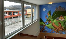 Učitel výtvarné výchovy Ladislav Dostál namaloval na zdi v prostorách boskovické ZŠ Sušilova několik obrazů.