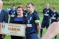 V utkání fotbalové divize D porazilo Blansko (modré dresy) Slovan Havlíčkův Brod 5:0. Před utkáním předali hráči svůj dar - šek na 15 000 korun - Domovu Olga.