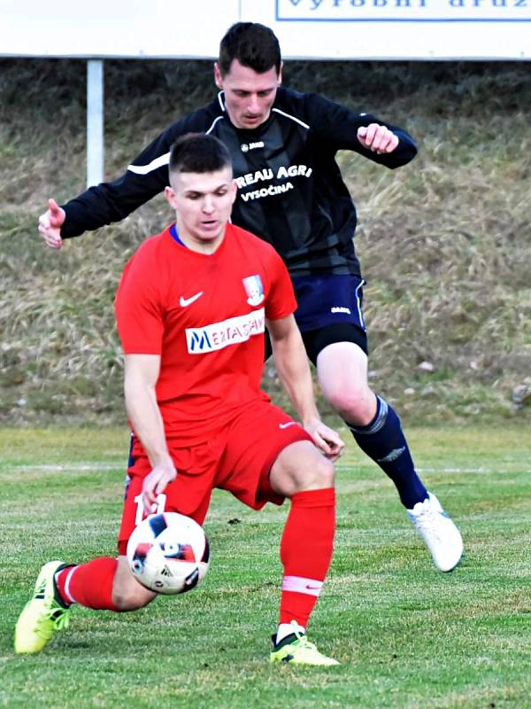 V posledním přípravném utkání na jarní start divize prohráli fotbalisté Blanska (červené dresy) s SFK Vrchonina 0:2