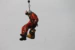 Hasiči trénovali cvičnou záchranu lidí ze zaseknuté lanovky v Moravském krasu. Díky vhodnému počasí záchranáři mohli při vyprošťování turistů využít vrtulník, což zásah urychlilo. 