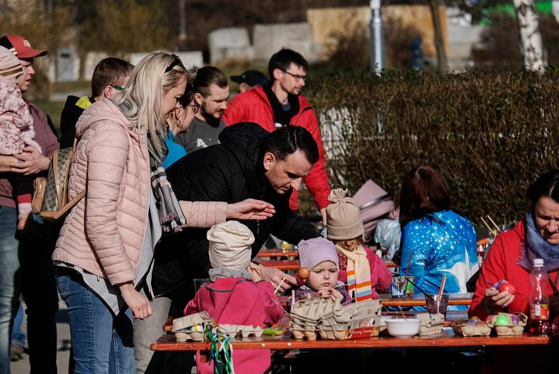 Strom v Kuřimi zdobí přes tisíc vyfouknutých vajec