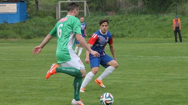 Fotbalisté Blanska (v modro-červeném) remizovali v divizi doma s Bohunicemi 1:1. Remízu domácím zachránil gól blanenského kanonýra Jana Koudelky.