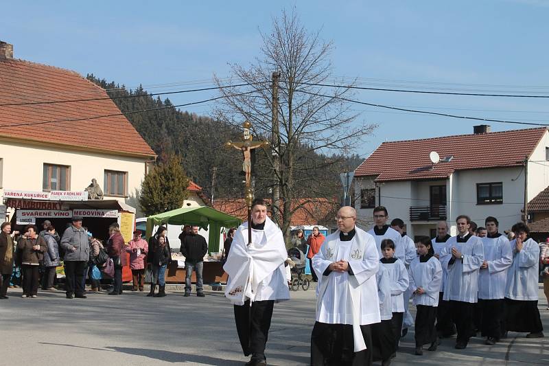 Stovky věřících zavítaly na Květný pátek do Sloupu. Na tradiční pouť.