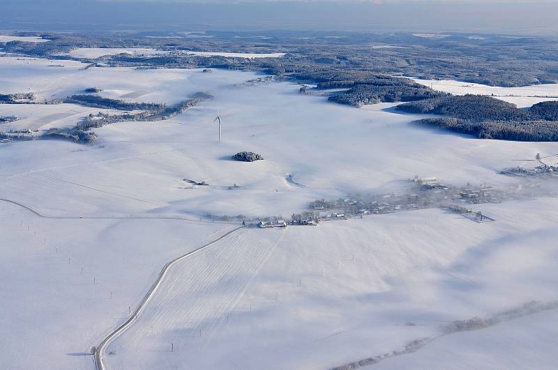 Adamovský farář Pavel Lazárek se léta věnuje létání na motorovém paraglidovém křídle. To později vyměnil za motorové rogalo.