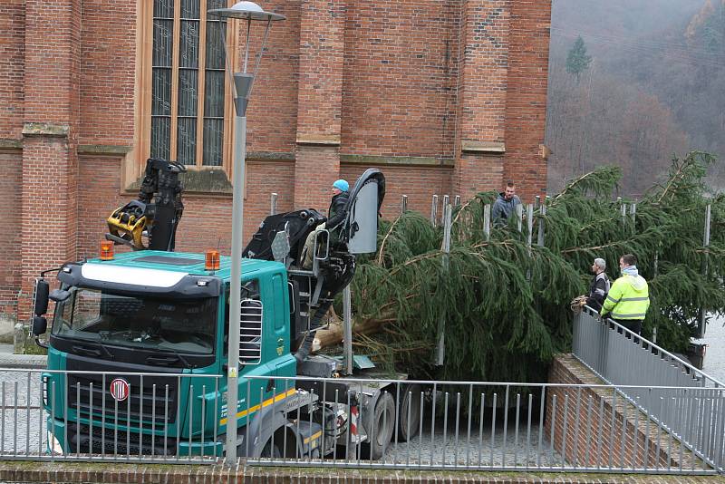 V pondělí přivezla těžká technika vánoční strom ke kostelu svaté Barbory v Adamově. Městu ho věnoval Školní lesní podnik Masarykův les Křtiny.