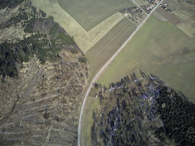 Kůrovcová kalamita na Blanensku z ptačí perspektivy. Na snímku okolí obce Žďár.