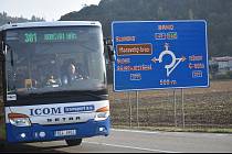 Řidiči musejí v příštích týdnech počítat kvůli pracím na kruhových objezdech u Černé Hory a Sebranic na silnici I/43 s dopravními komplikacemi. Někteří z nich porušují zákazy u rondelu v Černé Hoře (na snímcích) nebo tam jezdí po poli.