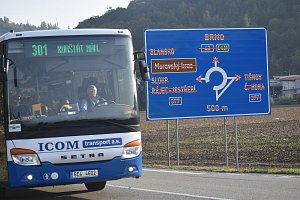 Řidiči musejí v příštích týdnech počítat kvůli pracím na kruhových objezdech u Černé Hory a Sebranic na silnici I/43 s dopravními komplikacemi. Někteří z nich porušují zákazy u rondelu v Černé Hoře (na snímcích) nebo tam jezdí po poli.