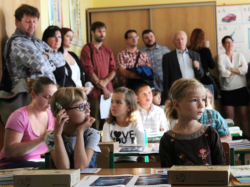 Děti vyrazily do školy. U přechodů hlídali policisté. Pětadvacet prvňáčků (na snímcích) přivítali v základní škole v adamovské ulici Ronovská.