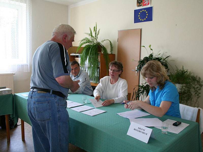 V Sudicích volby do poslanecké sněmovny spojili s hlasováním v místním referendu.