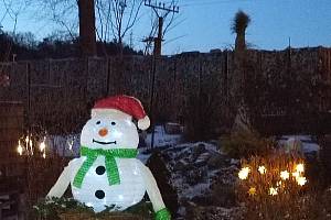 Sněhulák v životní velikosti nebo průvod sobů. U sportovního ostrova v Blansku to hýří Vánocemi.