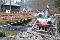 Dělníci zbourali starý most na silnici ke Kateřinské jeskyni, opravili silnici k Punkevním jeskyním. Tam vyrostl i nový bufet