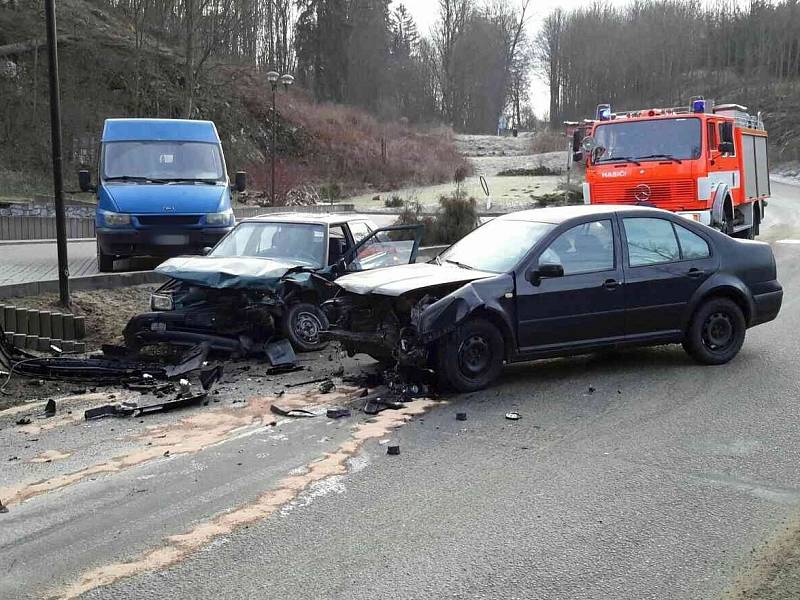 Nehoda dvou aut ve Sloupu.